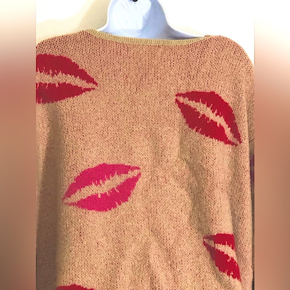A Beautiful Soul Oversized Lip Design Fluffy Sweater. Woman’s Size b, 18/20 - Picture 3 of 10